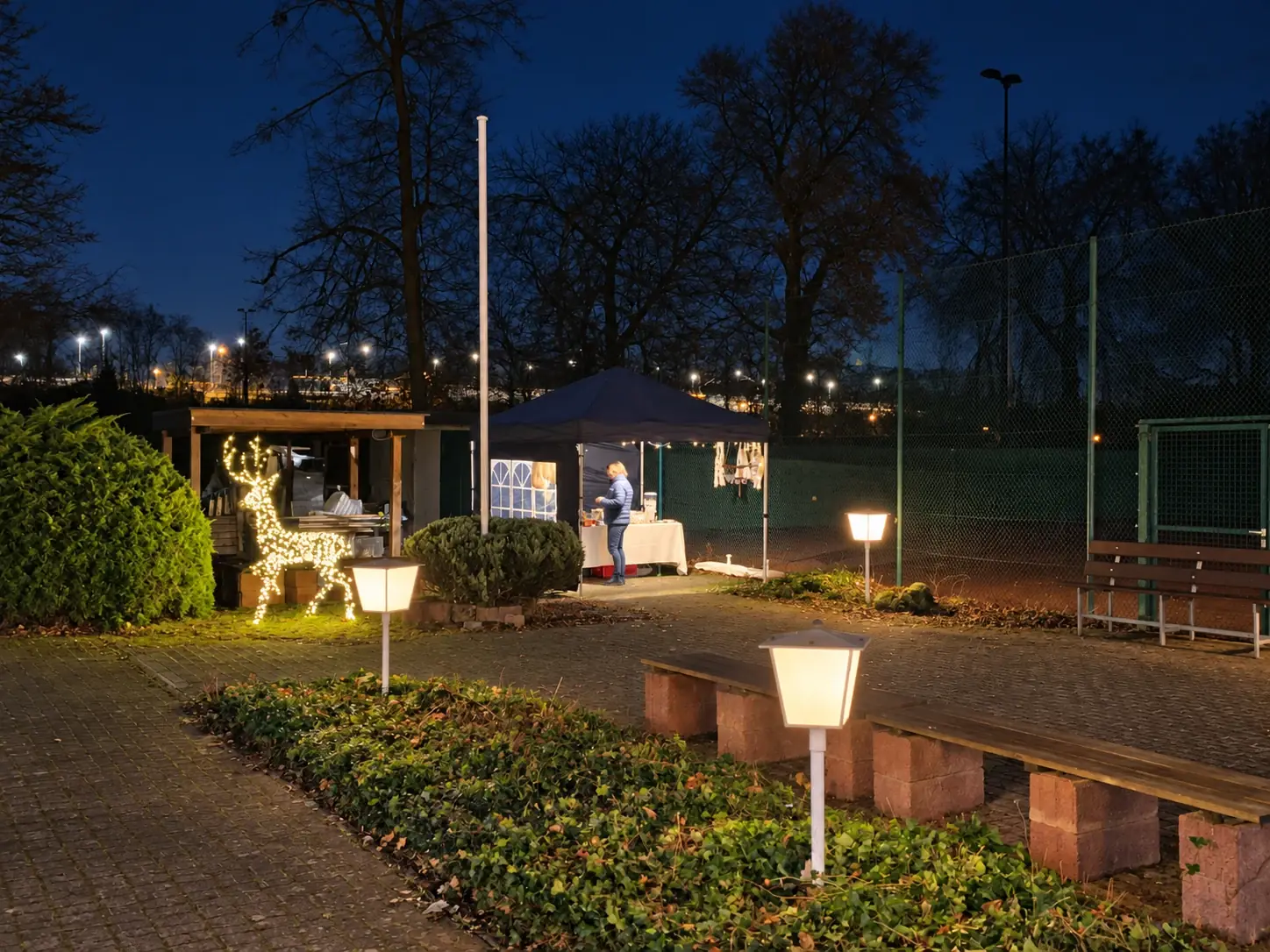 Abendstimmung mit beleuchtetem Rentier und Pavillon