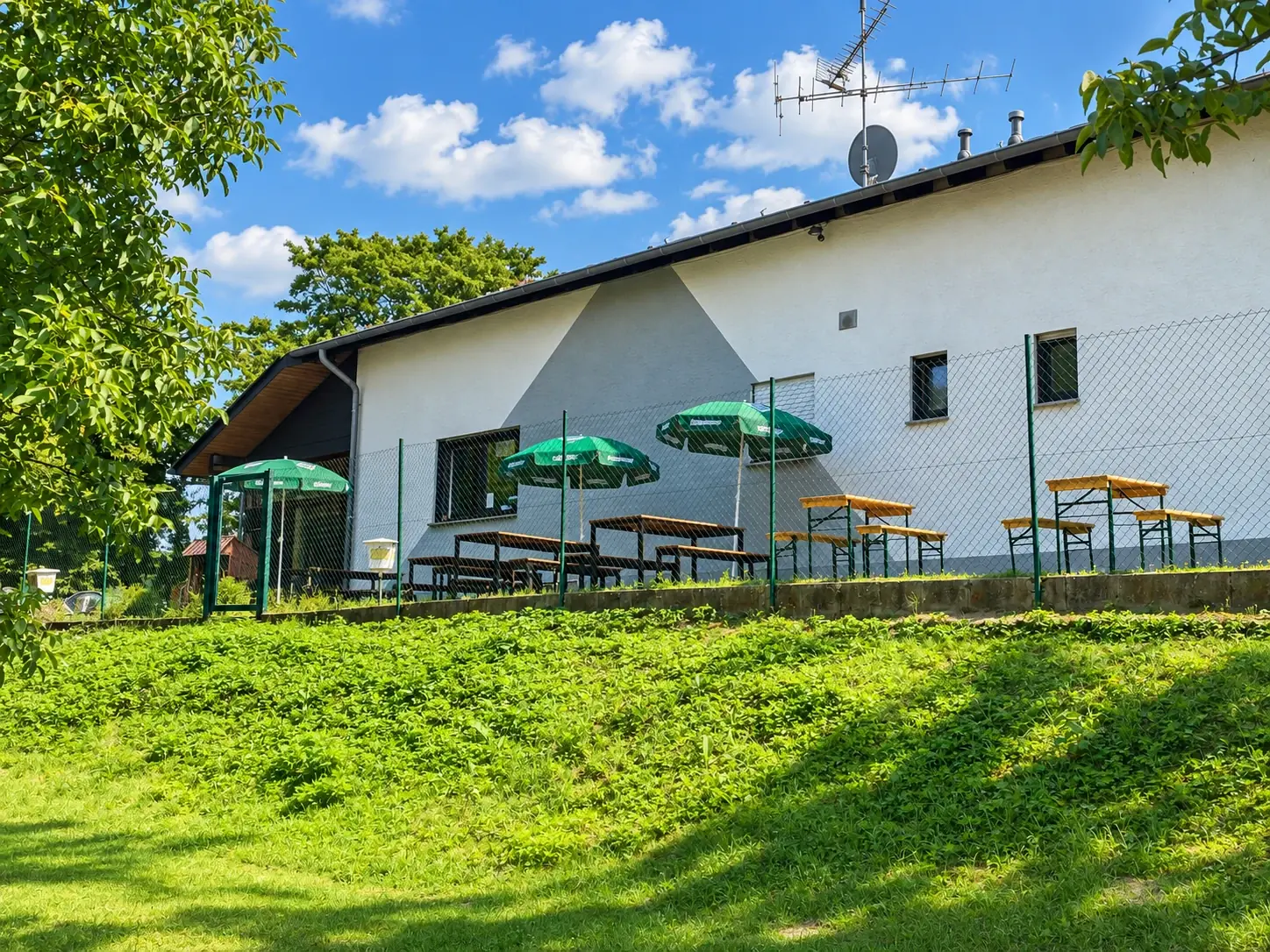 Rückansicht des Biergartens, vom Rheinufer aus gesehen