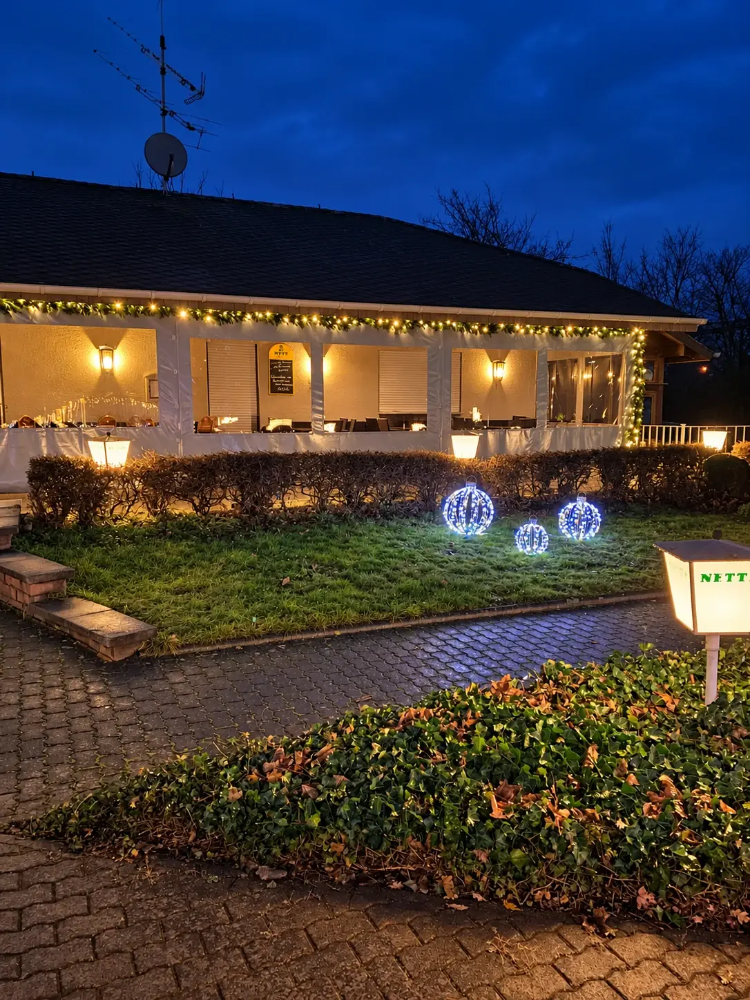 Beleuchtetes Clubhaus am Abend
