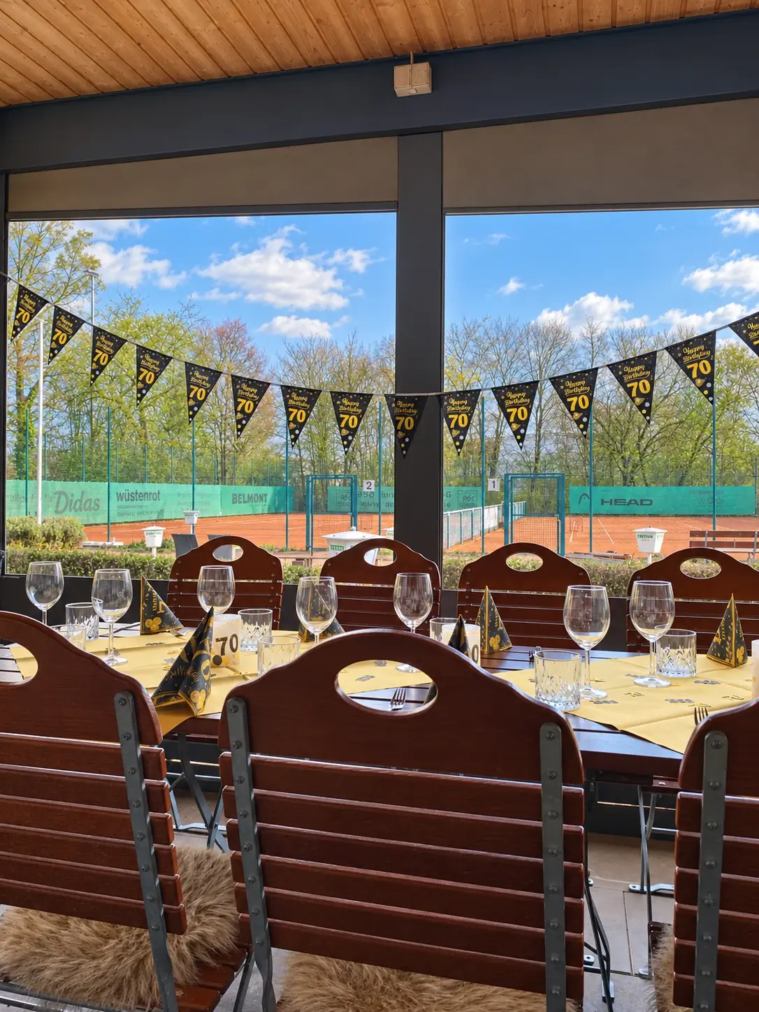 Festtafel mit Blick auf die Tennisplätze