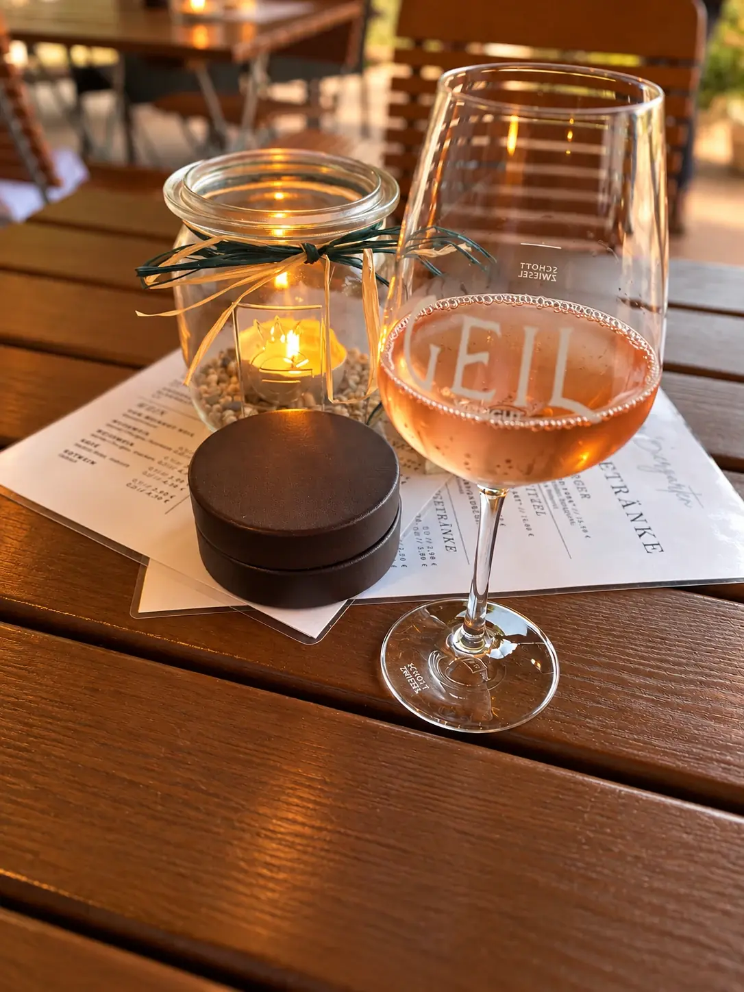 Roséglas und Kerzenlicht