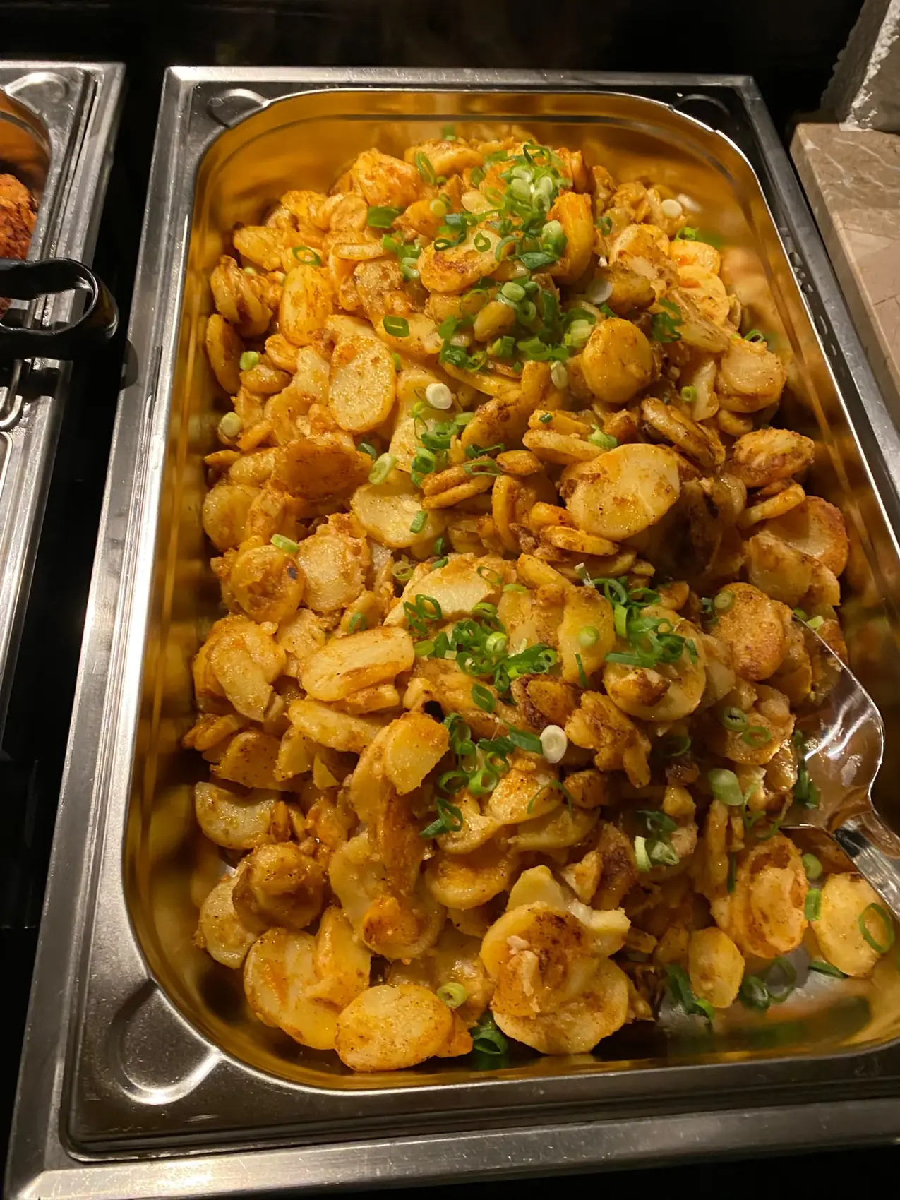 Bratkartoffeln im Buffetbehälter