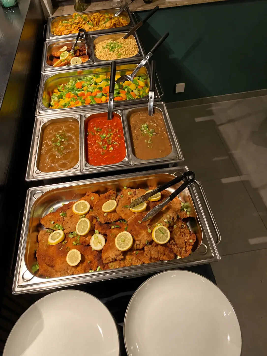 Schnitzelbuffet mit drei Soßen, Gemüse, Beilagen und Schnitzeln
