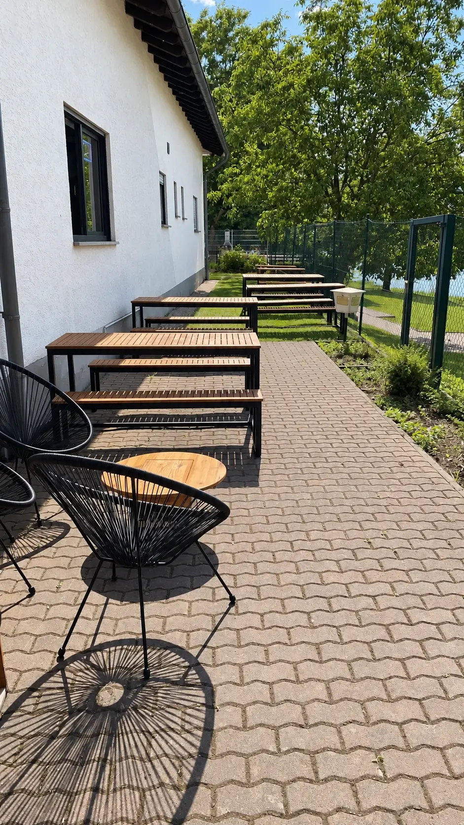Hinterer Terrassenbereich mit Sitzplätzen und Blick ins Grüne