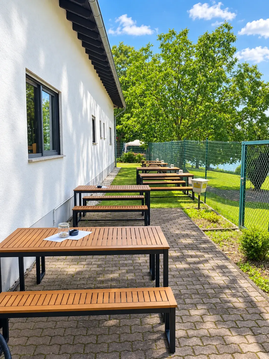 Sitzplätze entlang der Terrasse mit Blick in Richtung Rhein