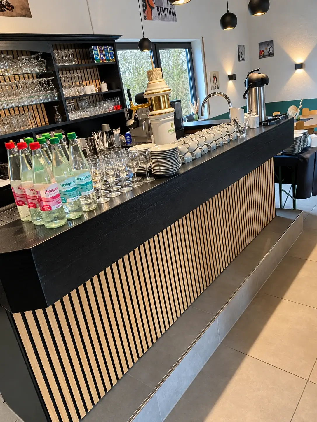 Theke mit Getränken, Gläsern und Kaffeemaschine